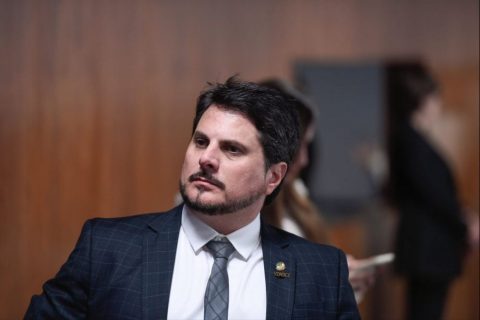 Senador Marcos do Val será monitorado por tornozeleira após operação da PF