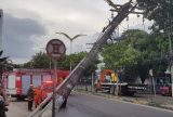 Poste ameaça desabar sobre veículos na Avenida do Turismo, zona oeste de Manaus