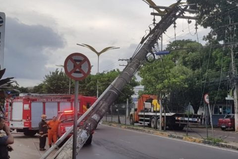 Poste ameaça desabar sobre veículos na Avenida do Turismo, zona oeste de Manaus