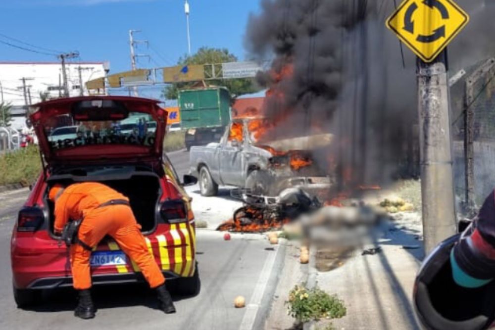 Motociclista morre carbonizado após explosão causada por acidente no Distrito Industrial Motociclista morre carbonizado após explosão causada por acidente no Distrito Industrial