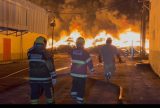 Incêndio de grandes proporções mobiliza 148 bombeiros e 26 viaturas em Manaus