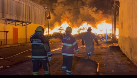 Incêndio de grandes proporções mobiliza 148 bombeiros e 26 viaturas em Manaus