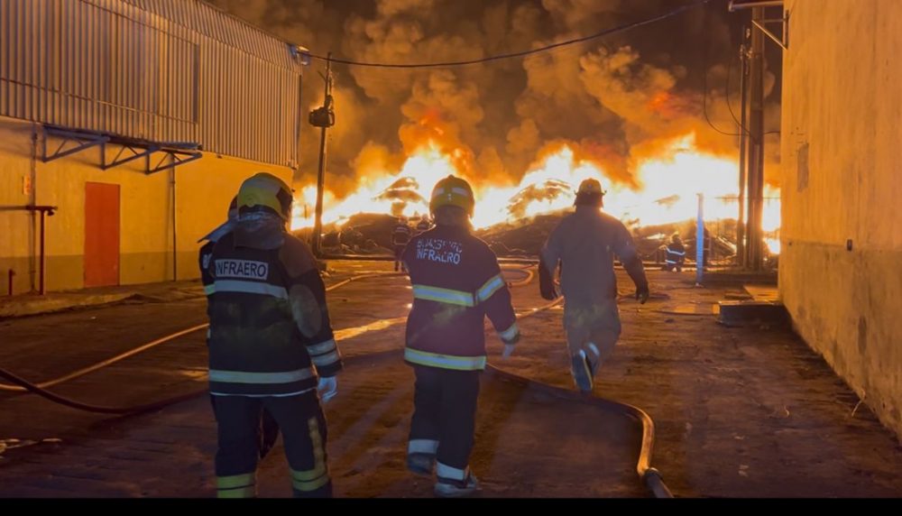 Incêndio de grandes proporções mobiliza 148 bombeiros e 26 viaturas em Manaus Incêndio de grandes proporções mobiliza 148 bombeiros e 26 viaturas em Manaus