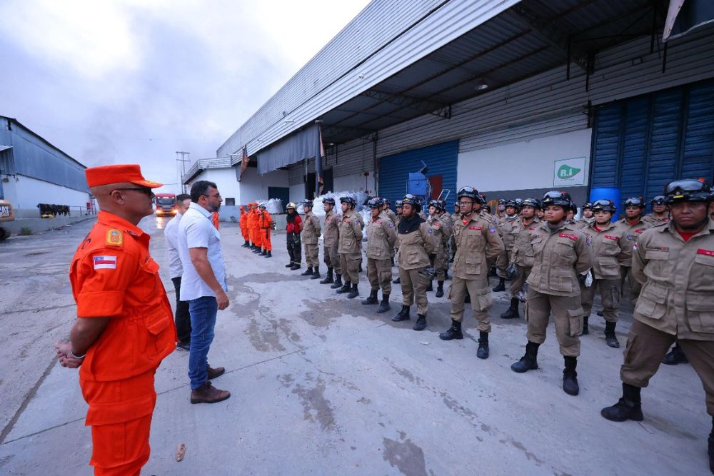 Wilson Lima acompanha a&ccedil;&otilde;es dos Bombeiros no inc&ecirc;ndio em f&aacute;bricas de Manaus