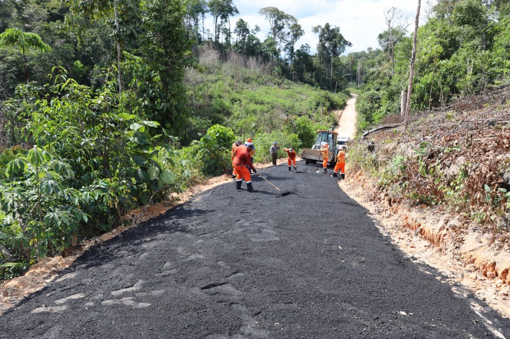 Pavimenta&ccedil;&atilde;o no ramal Rio Branquinho avan&ccedil;a e melhora acesso para agricultores da zona rural de Manaus