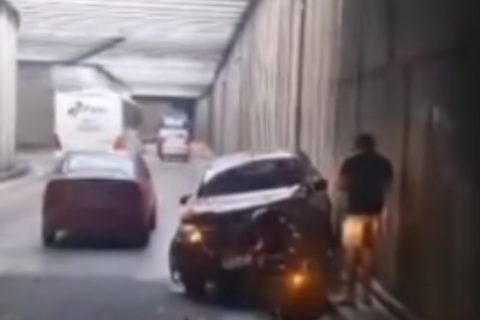 Mulher fica ferida em colisão entre carro e caminhão no Viaduto do Coroado em Manaus