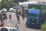 Carreta invade casa e deixa família ferida na zona norte de Manaus