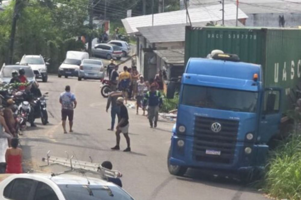 Carreta invade casa e deixa família ferida na zona norte de Manaus
