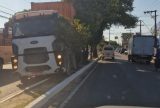 Carreta sobe no meio-fio e causa lentidão na Avenida Silves
