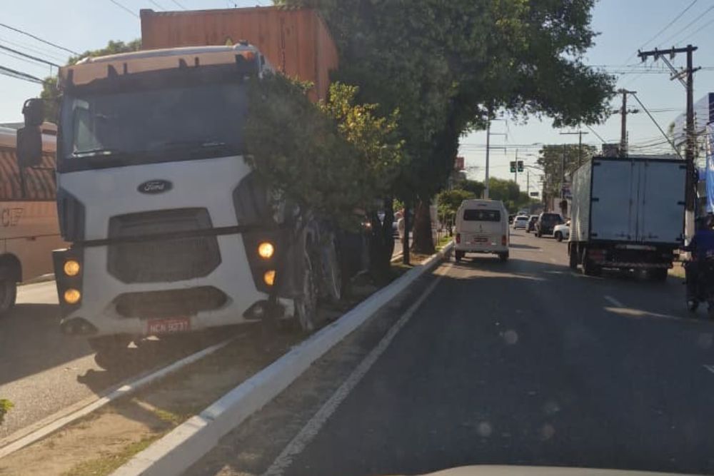 Carreta sobe no meio-fio e causa lentid&atilde;o na Avenida Silves