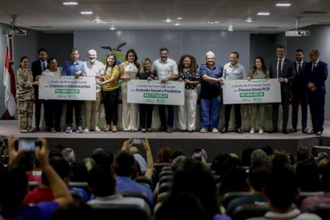 A melhoria nas ações e no amparo das famílias em situação de vulnerabilidade estão entre os principais benefícios junto às Organizações da Sociedade Civil (OSCs), que receberam, na segunda-feira (11/08), investimentos de R$ 7,6 milhões do governador Wilson Lima para impulsionar os projetos sociais na capital e no interior. Esse apoio financeiro representa um reforço estratégico para a sustentabilidade das ações desenvolvidas OSCs. A presidente do Instituto de Valorização da Vida, Casa Esperança, Ivanita Caldeira, que acolhe 27 crianças e adolescentes, ressaltou que a instalação de placas solares viabilizada pelo recurso trará alívio financeiro permanente. “Nós estamos com uma economia de 100% de energia, então esse investimento que o governo hoje faz na Casa Esperança é de suma importância para nós e para todos os acolhidos que ali vivem. Para nós, é uma economia que com certeza facilitará nosso trabalho para oferecer outras demandas que são necessárias dentro do acolhimento”, disse Ivanita. A presidente da Associação Missionária Amigos do Peito (AMAP), Neuza Nardi, destacou que o investimento será essencial para garantir a continuidade de um projeto cultural. Hoje, a instituição atende cerca de 300 pessoas em situação de vulnerabilidade com apoio assistencial. “Esse recurso veio numa boa hora, vai nos ajudar muito, porque nós trabalhamos com uma comunidade muito carente, com crianças, jovens e mulheres e está sendo de extrema importância e vai ser muito útil para esse momento. Por esse recurso que nós vamos estar atendendo 80 crianças e colocar o nosso projeto numa escola de música”, afirmou a presidente. Recursos Mais de 3,1 mil famílias de Manaus, Coari, Humaitá, Maués, Manacapuru e Parintins serão beneficiadas com a assinatura dos Termos de Fomento para 44 OSCs. Cada instituição poderá receber até R$ 200 mil para aplicação em áreas estratégicas, como aquisição de equipamentos permanentes, materiais de consumo, veículos utilitários, reformas, ampliações e pagamento de pessoal e encargos trabalhistas. Essa última modalidade foi criada durante a pandemia e mantida pelo Governo do Estado pela importância na continuidade dos serviços prestados pelas OSCs. A medida integra uma política contínua de descentralização dos investimentos sociais. No início da gestão, o FPS atendia pouco mais de 10 cidades do interior. Atualmente, o fundo alcança 58 municípios, com ações que atendem tanto ao setor social quanto ao setor primário, ampliando o alcance e o impacto das políticas públicas estaduais. “Hoje nós estamos em 58 municípios com projetos no setor social e primário. Essa é uma demonstração de comprometimento com o terceiro setor e preocupação com as pessoas que vivem em situação de vulnerabilidade”, disse a presidente do Fundo de Promoção Social e Erradicação da Pobreza (FPS), Kathleen Braz. Instituições Lançado em dezembro de 2024, o edital 004/2024 garantiu prazo de um mês para envio dos planos de trabalho, o que permitiu maior participação das organizações interessadas. O processo seletivo seguiu critérios técnicos e priorizou iniciativas com potencial de impacto social direto. Durante o evento, também foi entregue o Manual de Orientações para Execução e Prestação de Contas, documento elaborado para apoiar as OSCs na aplicação correta dos recursos. O material reúne orientações sobre a execução técnica e financeira dos projetos e estabelece os procedimentos de prestação de contas, garantindo transparência e eficiência na gestão dos investimentos.