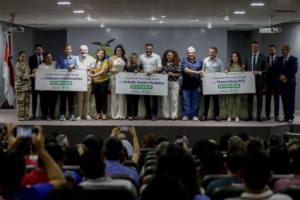 Governo do Amazonas destina R$ 7,6 milhões a OSCs para ampliar atendimento a famílias vulneráveis A melhoria nas ações e no amparo das famílias em situação de vulnerabilidade estão entre os principais benefícios junto às Organizações da Sociedade Civil (OSCs), que receberam, na segunda-feira (11/08), investimentos de R$ 7,6 milhões do governador Wilson Lima para impulsionar os projetos sociais na capital e no interior.Esse apoio financeiro representa um reforço estratégico para a sustentabilidade das ações desenvolvidas OSCs. A presidente do Instituto de Valorização da Vida, Casa Esperança, Ivanita Caldeira, que acolhe 27 crianças e adolescentes, ressaltou que a instalação de placas solares viabilizada pelo recurso trará alívio financeiro permanente.
“Nós estamos com uma economia de 100% de energia, então esse investimento que o governo hoje faz na Casa Esperança é de suma importância para nós e para todos os acolhidos que ali vivem. Para nós, é uma economia que com certeza facilitará nosso trabalho para oferecer outras demandas que são necessárias dentro do acolhimento”, disse Ivanita.
A presidente da Associação Missionária Amigos do Peito (AMAP), Neuza Nardi, destacou que o investimento será essencial para garantir a continuidade de um projeto cultural. Hoje, a instituição atende cerca de 300 pessoas em situação de vulnerabilidade com apoio assistencial.
“Esse recurso veio numa boa hora, vai nos ajudar muito, porque nós trabalhamos com uma comunidade muito carente, com crianças, jovens e mulheres e está sendo de extrema importância e vai ser muito útil para esse momento. Por esse recurso que nós vamos estar atendendo 80 crianças e colocar o nosso projeto numa escola de música”, afirmou a presidente.
Recursos
Mais de 3,1 mil famílias de Manaus, Coari, Humaitá, Maués, Manacapuru e Parintins serão beneficiadas com a assinatura dos Termos de Fomento para 44 OSCs.
Cada instituição poderá receber até R$ 200 mil para aplicação em áreas estratégicas, como aquisição de equipamentos permanentes, materiais de consumo, veículos utilitários, reformas, ampliações e pagamento de pessoal e encargos trabalhistas. Essa última modalidade foi criada durante a pandemia e mantida pelo Governo do Estado pela importância na continuidade dos serviços prestados pelas OSCs.
A medida integra uma política contínua de descentralização dos investimentos sociais. No início da gestão, o FPS atendia pouco mais de 10 cidades do interior. Atualmente, o fundo alcança 58 municípios, com ações que atendem tanto ao setor social quanto ao setor primário, ampliando o alcance e o impacto das políticas públicas estaduais.
“Hoje nós estamos em 58 municípios com projetos no setor social e primário. Essa é uma demonstração de comprometimento com o terceiro setor e preocupação com as pessoas que vivem em situação de vulnerabilidade”, disse a presidente do Fundo de Promoção Social e Erradicação da Pobreza (FPS), Kathleen Braz.
Instituições
Lançado em dezembro de 2024, o edital 004/2024 garantiu prazo de um mês para envio dos planos de trabalho, o que permitiu maior participação das organizações interessadas. O processo seletivo seguiu critérios técnicos e priorizou iniciativas com potencial de impacto social direto.
Durante o evento, também foi entregue o Manual de Orientações para Execução e Prestação de Contas, documento elaborado para apoiar as OSCs na aplicação correta dos recursos. O material reúne orientações sobre a execução técnica e financeira dos projetos e estabelece os procedimentos de prestação de contas, garantindo transparência e eficiência na gestão dos investimentos.