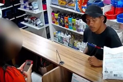 Criminoso assalta funcionária de clínica veterinária em Manaus