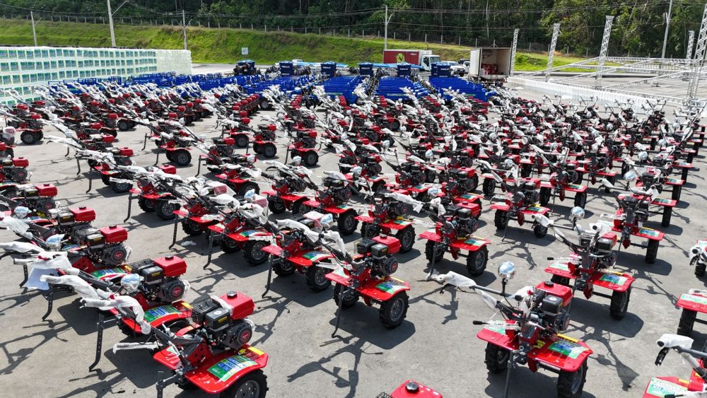 Amazonas fortalece setor primário com entrega de equipamentos e insumos agrícolas Amazonas fortalece setor primário com entrega de equipamentos e insumos agrícolas