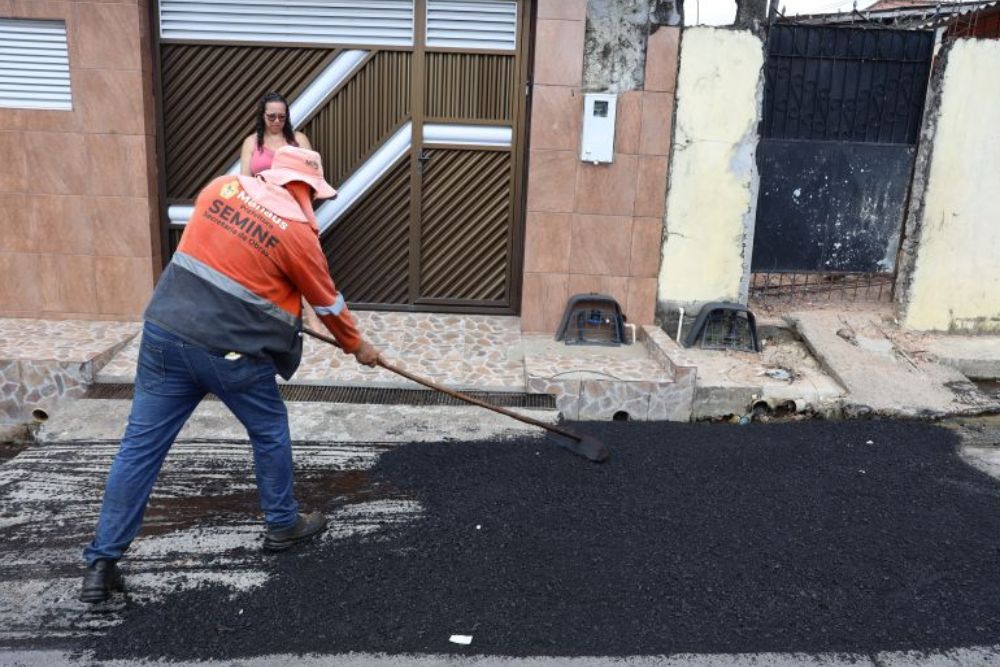 Obras do ‘Plano de Verão’ aplicam 40 toneladas de asfalto em rua da zona Norte de Manaus Obras do ‘Plano de Verão’ aplicam 40 toneladas de asfalto em rua da zona Norte de Manaus