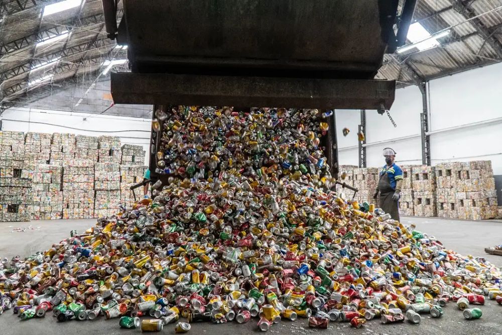 Brasil alcança 97,3% de reciclagem de latinhas de alumínio em 2024 Brasil alcança 97,3% de reciclagem de latinhas de alumínio em 2024