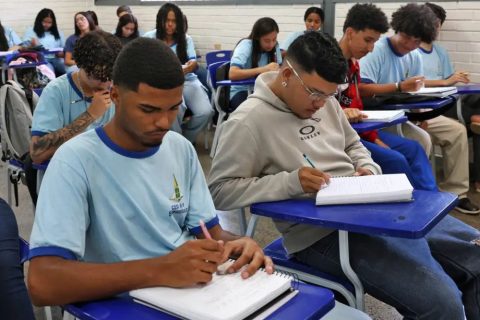 MEC orienta escolas na escolha de livros didáticos para o ensino médio a partir de 2026