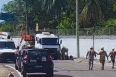 Motorista cochila ao volante e causa acidente com poste na avenida das Torres
