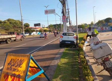 Carro de aplicativo invade canteiro e colide com poste na Avenida Torquato Tapajós