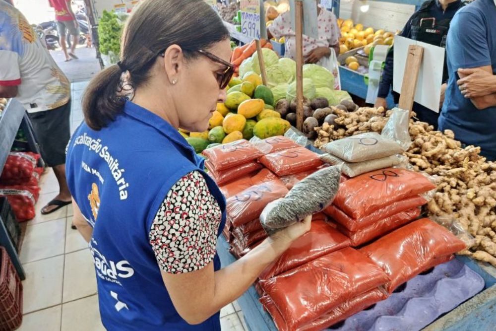 Visa Manaus autua 15 pontos de venda de alimentos durante fiscalização no Centro da cidade Visa Manaus autua 15 pontos de venda de alimentos durante fiscalização no Centro da cidade