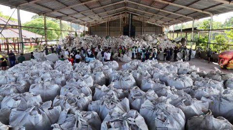 500 big bags de isopor de Parintins chegam a Manaus para destinação definitiva