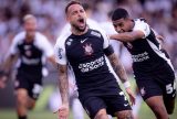 Corinthians vence o Vasco em jogo movimentado e respira no Brasileirão