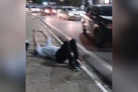 Carro e moto colidem na Bola do Coroado e deixam feridos em Manaus