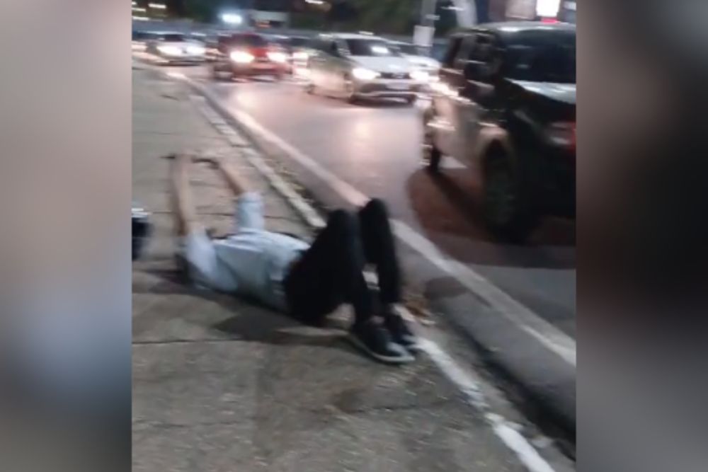 Carro e moto colidem na Bola do Coroado e deixam feridos em Manaus Carro e moto colidem na Bola do Coroado e deixam feridos em Manaus