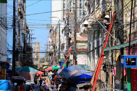 Centro de Manaus recebe ação de limpeza com remoção de 1,2 tonelada de cabos antigos