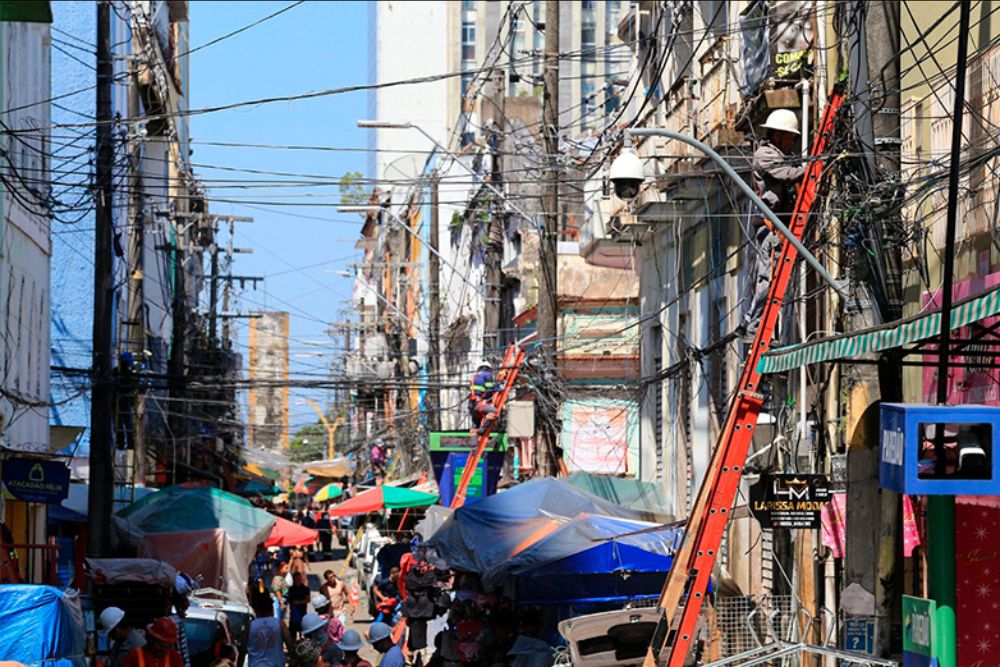 Centro de Manaus recebe ação de limpeza com remoção de 1,2 tonelada de cabos antigos Centro de Manaus recebe ação de limpeza com remoção de 1,2 tonelada de cabos antigos