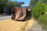Carreta tomba com carga de soja na avenida das Torres
