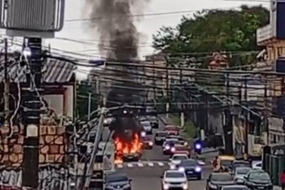 Carro pega fogo na avenida Duque de Caxias e deixa trânsito intenso na Praça 14