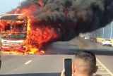 Ônibus pega fogo na ponte sobre o Rio Negro