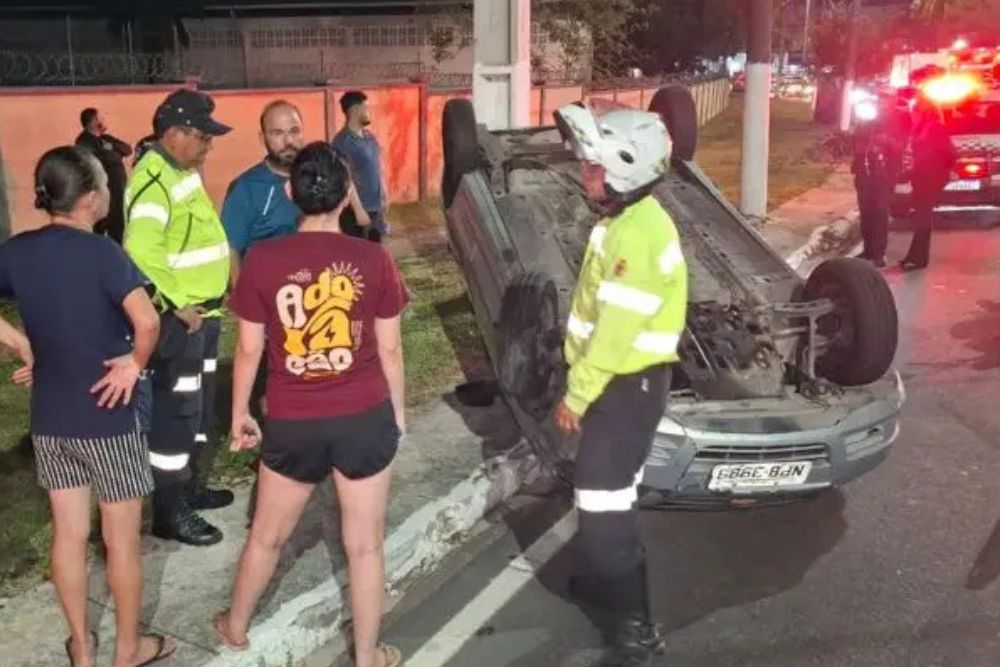 Motorista perde controle e capota carro na zona Oeste de Manaus Motorista perde controle e capota carro na zona Oeste de Manaus