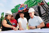 Prefeito David Almeida acompanha montagem das estruturas do festival ‘#SouManaus Passo a Paço 2025’ no Centro
