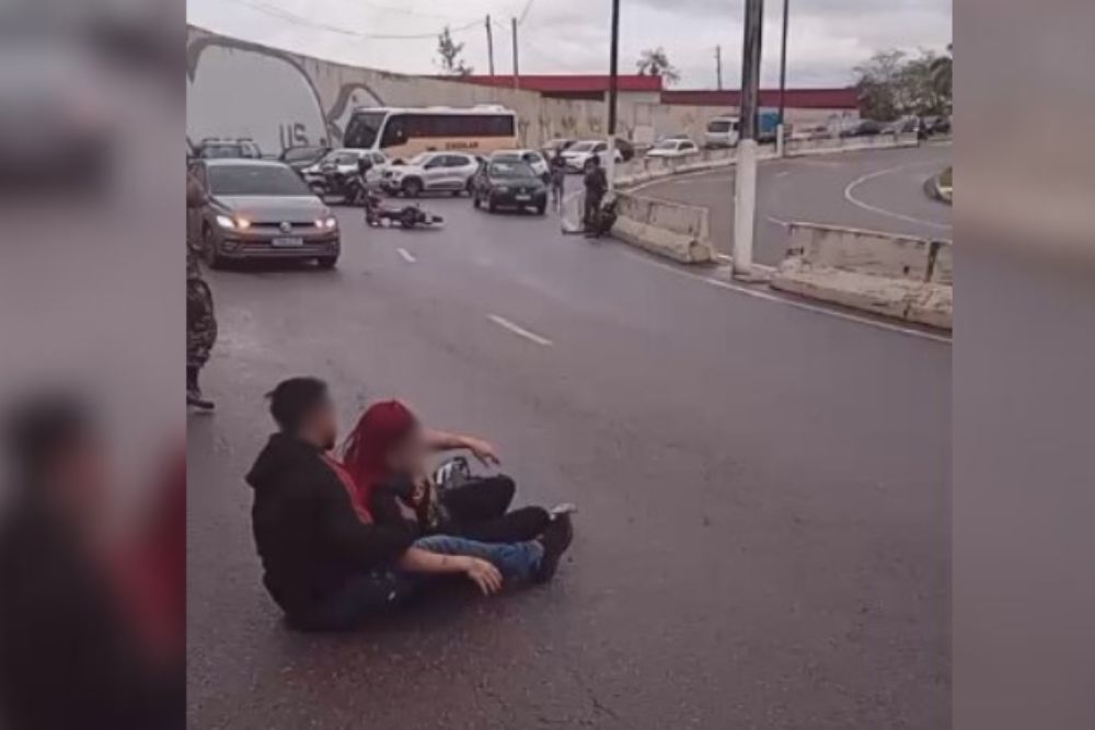 Chuva e óleo na pista provocam acidente com três motociclistas em Manaus