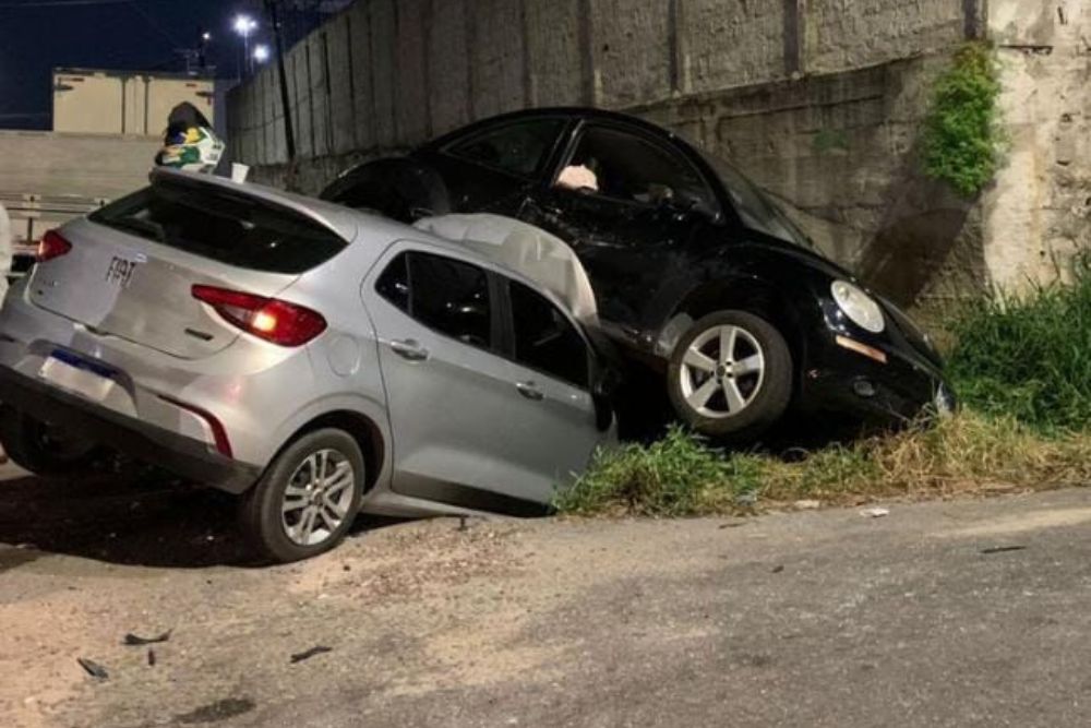 Carros ficam sobrepostos após colisão em cruzamento no Novo Aleixo