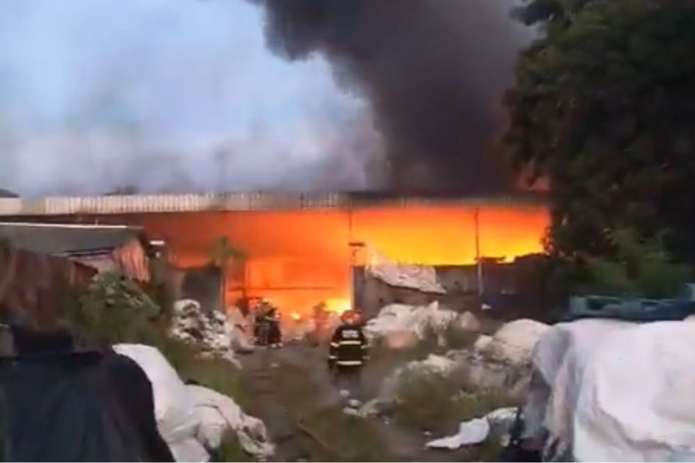 Vídeo: incêndio destrói parte de empresa de recicláveis no bairro Val Paraíso, em Manaus