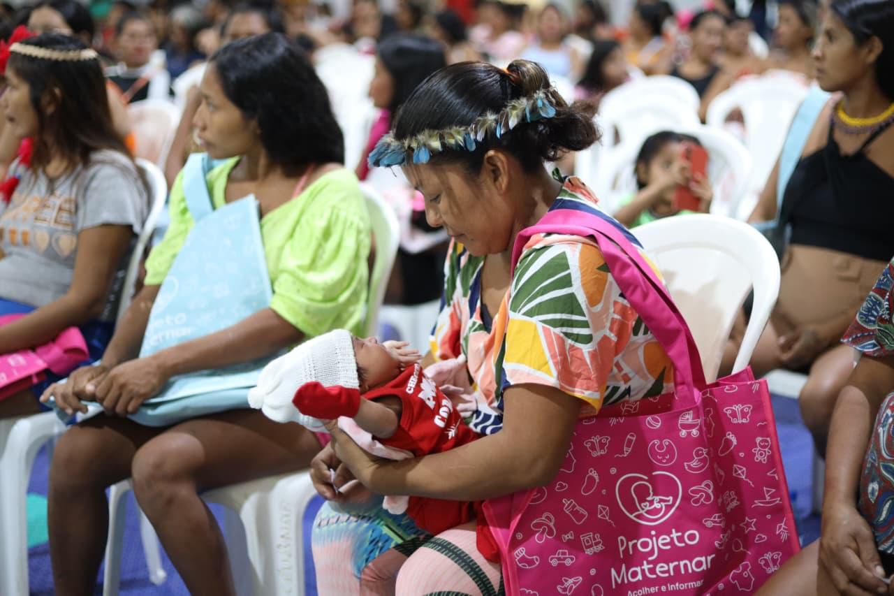 Mayra Dias propõe lei para garantir educação a mães solo Mayra Dias propõe lei para garantir educação a mães solo
