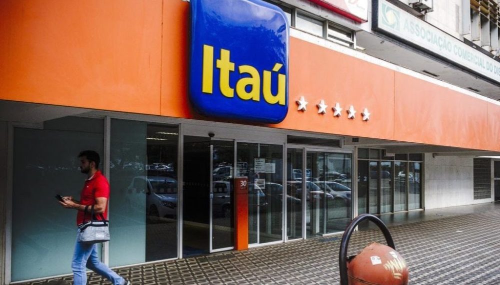 Itaú demite cerca de mil funcionários após monitoramento de produtividade no home office