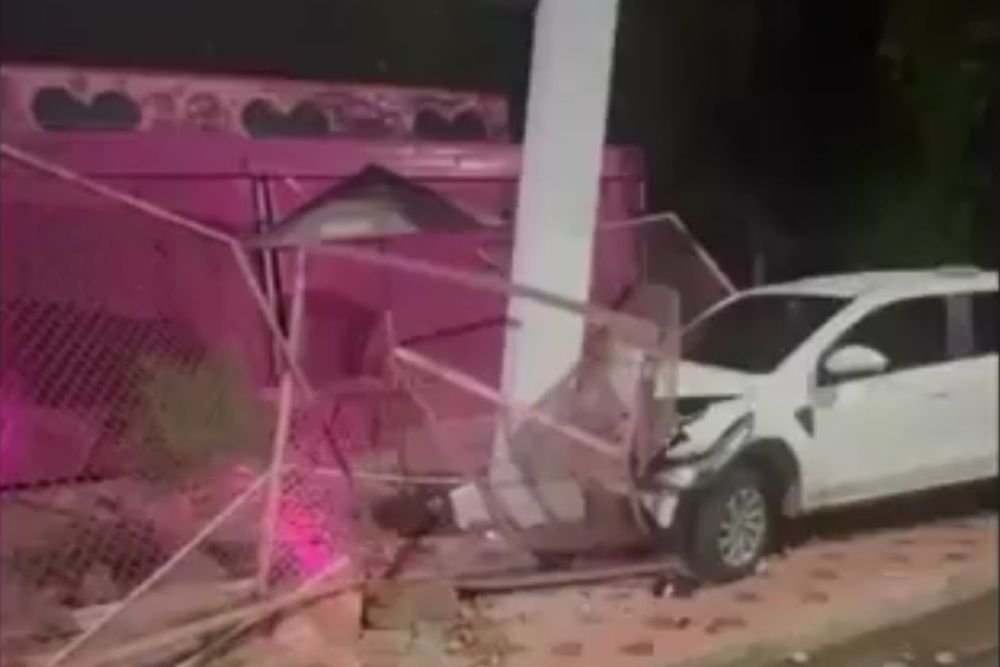 Motorista perde controle e destrói fachada de cafeteria no bairro Tarumã