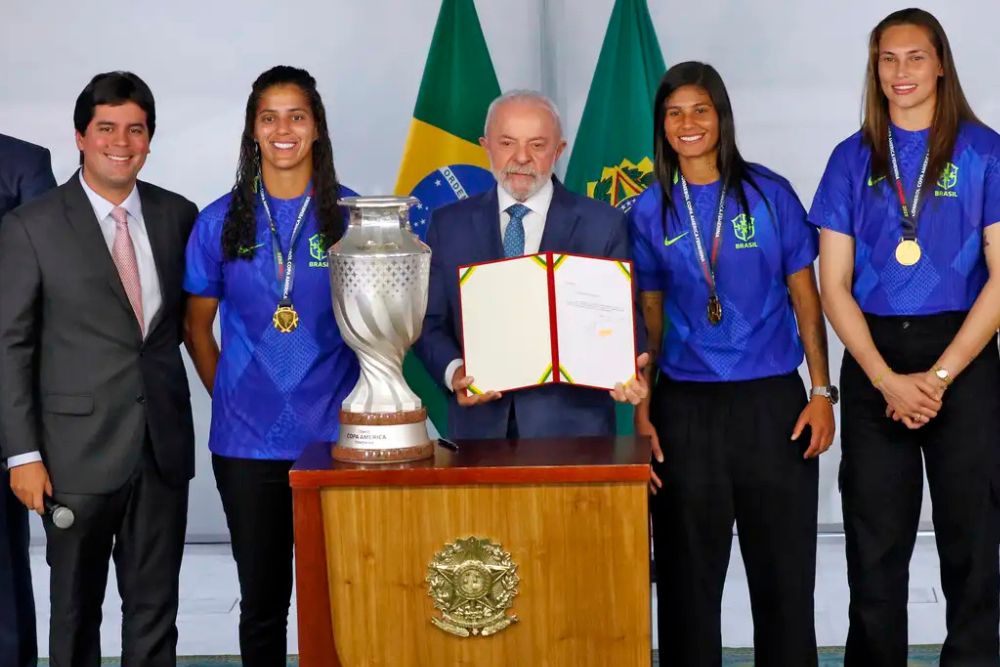 Lula envia ao Congresso projeto para incentivar futebol feminino