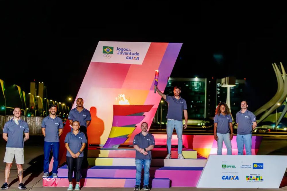 Acendimento da pira marca a abertura dos Jogos da Juventude em Brasília