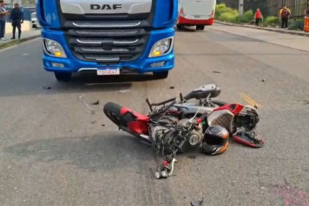 Motociclista morre em colisão com carreta na Avenida Rodrigo Otávio Motociclista morre em colisão com carreta na Avenida Rodrigo Otávio
