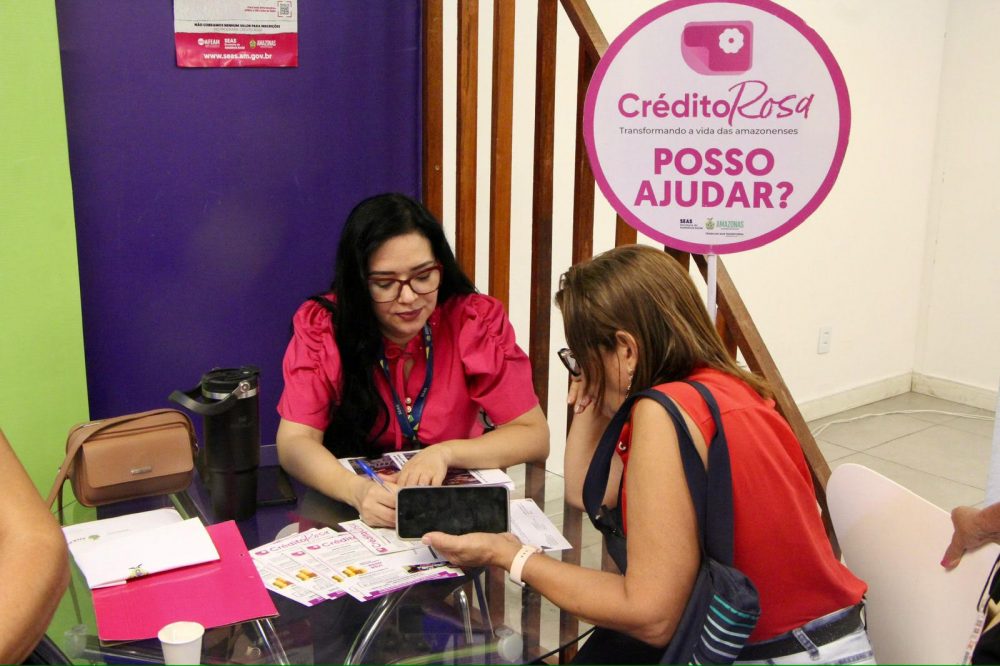 Mulheres empreendedoras recebem orientações do Crédito Rosa na 2ª Feira de Inovação e Negócios da Afeam Mulheres empreendedoras recebem orientações do Crédito Rosa na 2ª Feira de Inovação e Negócios da Afeam