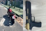 Dupla é presa com arma falsa e moto adulterada em Manaus