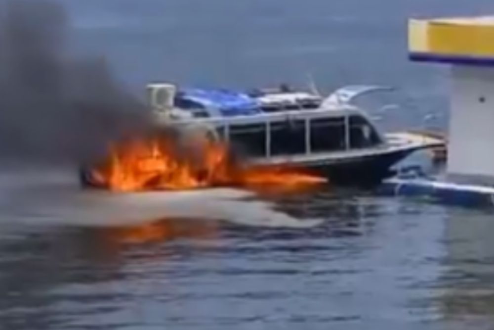 Inc&ecirc;ndio consome lancha de turismo em Nhamund&aacute;, no interior do Amazonas