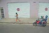 , que dura apenas alguns segundos. Após o roubo, a vítima aparece visivelmente abalada. Até a publicação desta matéria, nenhum suspeito havia sido preso. A Polícia Militar reforça que informações que possam ajudar na identificação ou localização da dupla podem ser repassadas de forma anônima pelo disque-denúncia 181 ou pelo 190.