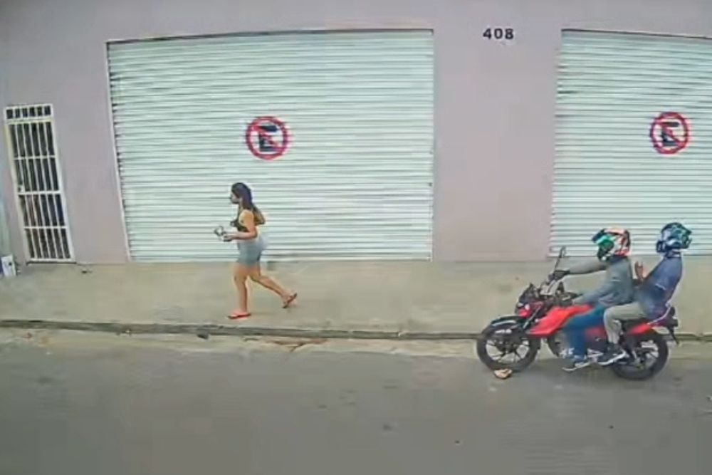 Dupla assalta jovem em plena luz do dia no bairro São Jorge Dupla assalta jovem em plena luz do dia no bairro São Jorge
