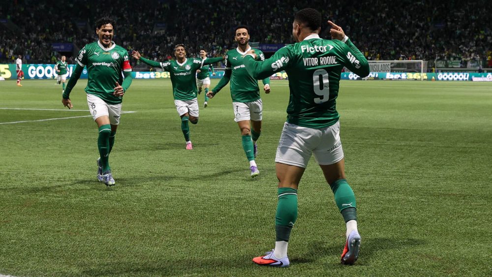 Vitor Roque dá espetáculo no Allianz e Palmeiras goleia o Internacional